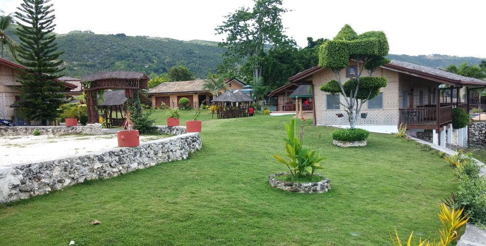 Bodos Bamboo Bar Resort in Alcoy features overnight accommodations, swimming pool, and restaurant.