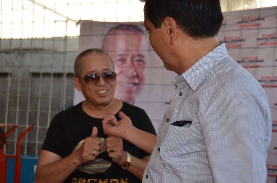 Councilor Roberto Cabarrubias and Mayor Michael Rama during the distribution of self help kits last November 23 in Barangay Basak Pardo. (Photo taken from the Facebook Page of Councilor Roberto Cabarrubias)