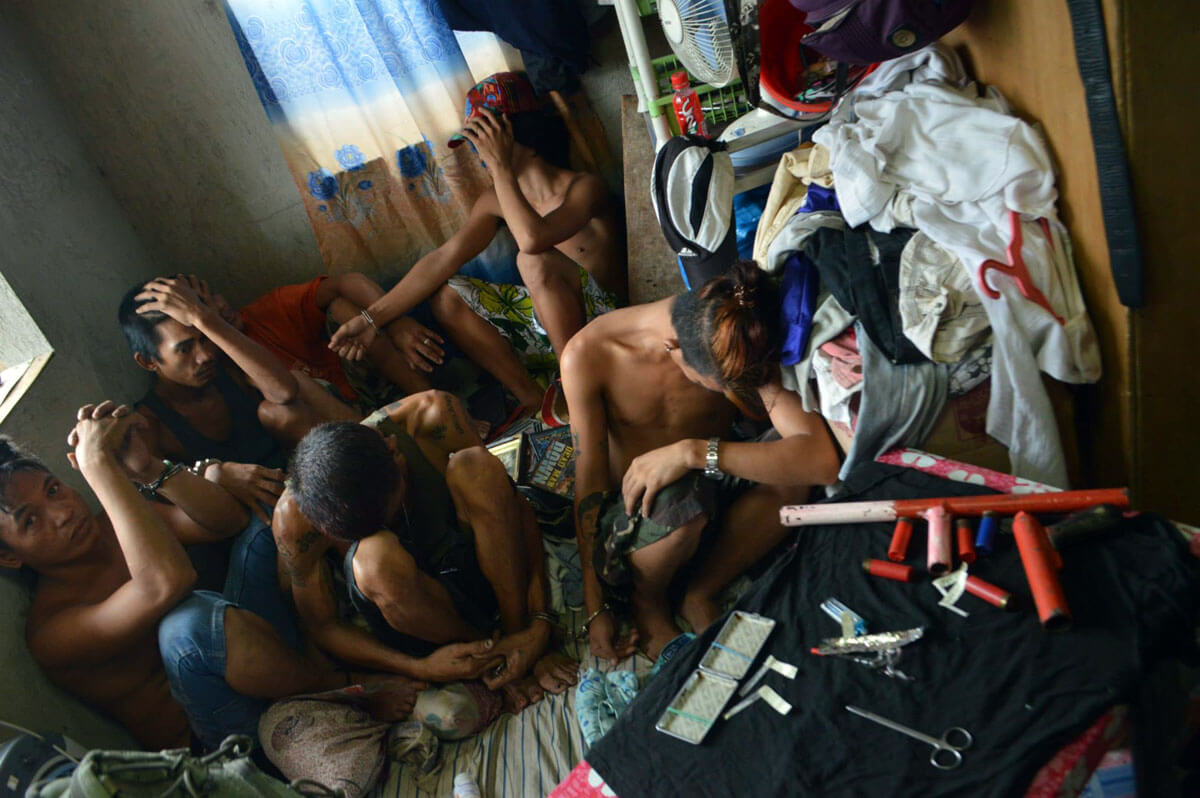 DRUG RAID. Suspects are rounded up in a drug raid in Barrio Luz. The fight against drugs was one of the biggest news stories last year with many policemen getting killed in the campaign. (Photo by Allan Tangcawan)