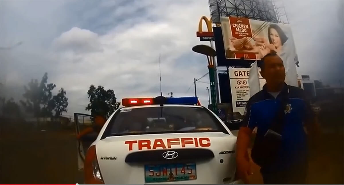 Caught on video: 2 Mandaue traffic enforcers accused of extorting P1,500 from foreigner over traffic violation