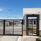 Pueblo de Oro Park Place gate