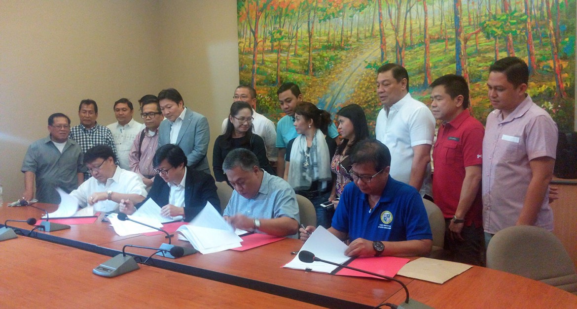 Governor Davide signs revised agreement for Ciudad Project