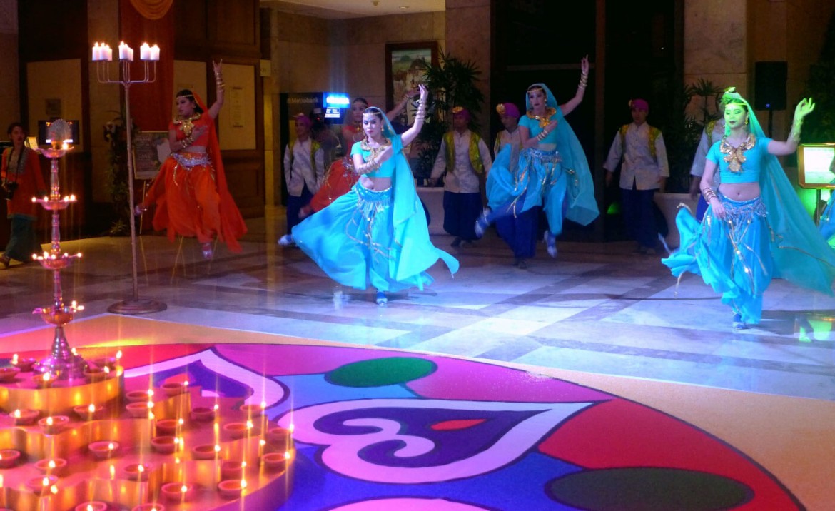 Sandiego dancers lead the opening with a colorful and synchronized number.