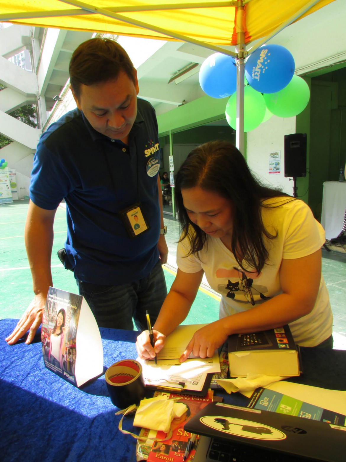A kababayan in Hong Kong won a tablet during the Go Negosyo event encouraging OFWs to start their ownbusiness. The event was supported by Smart Padala and TackThis!
