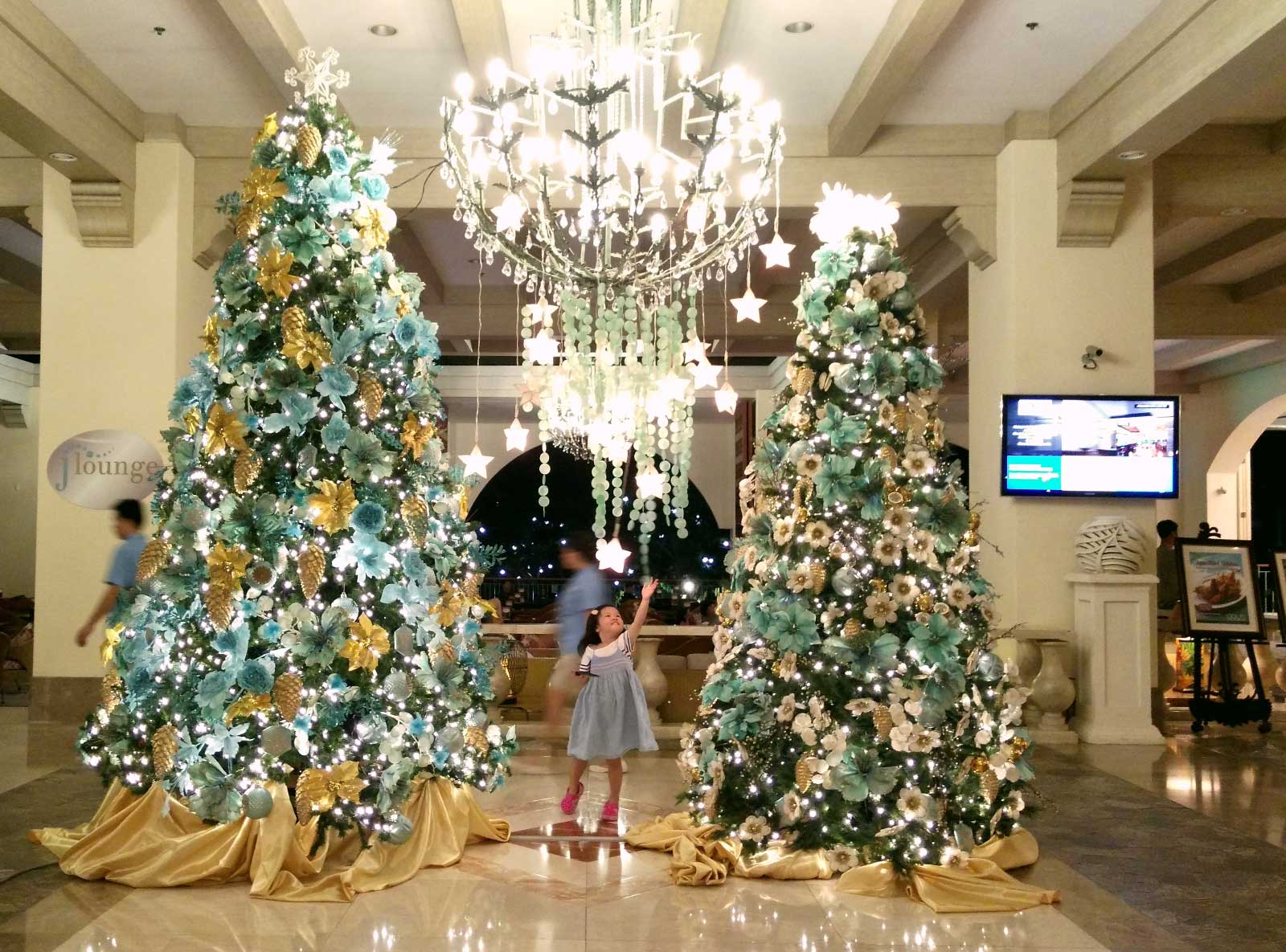 Jpark Island Resort lights up tree, brings joy to disadvantaged kids