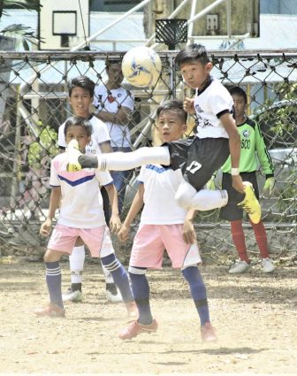 I GOT THIS. A DBTC player intercepts a pass against Consolacion in the P12 division.