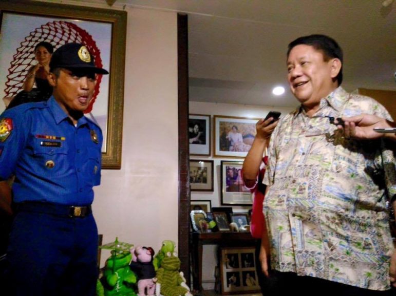 REWARD, Incoming Cebu City mayor Tomas Osmena meets P03 Julius Regis, the cop who wounded a robbery suspect. Osmena handed over a P20,000 reward. (Photo from Tomas Osmena's FB page.)