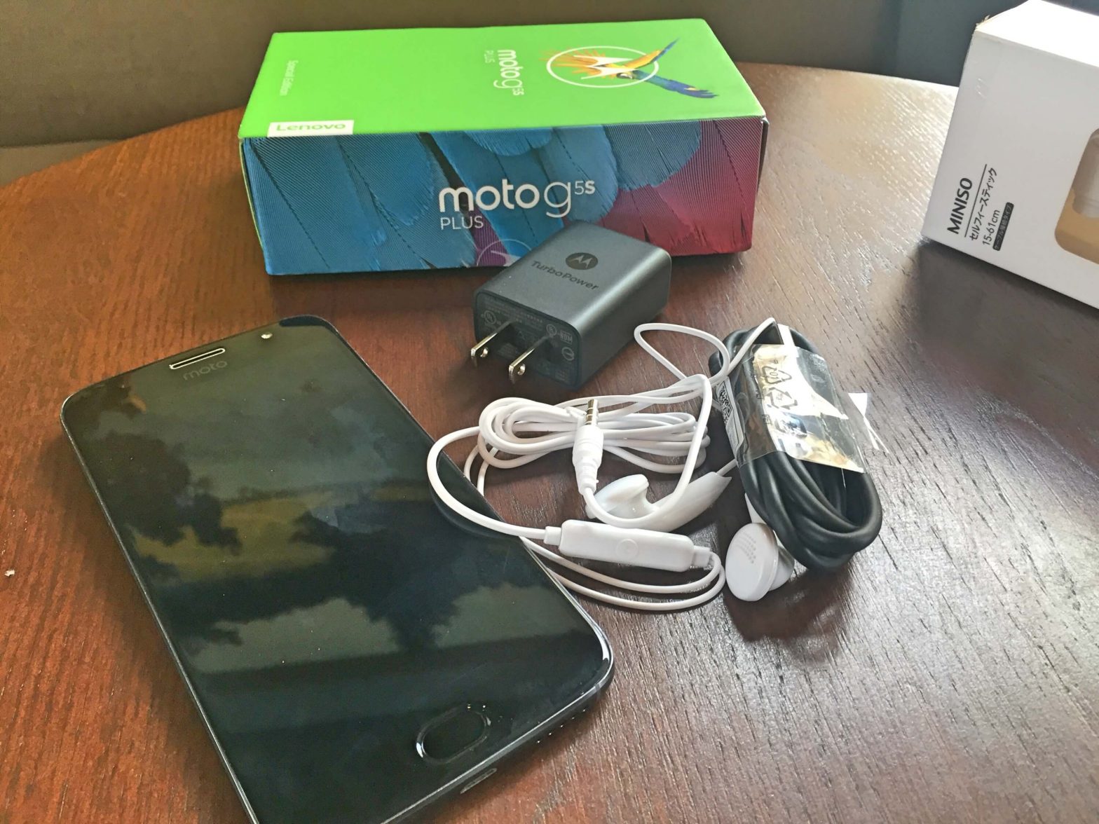 Unboxing the moto g5s plus