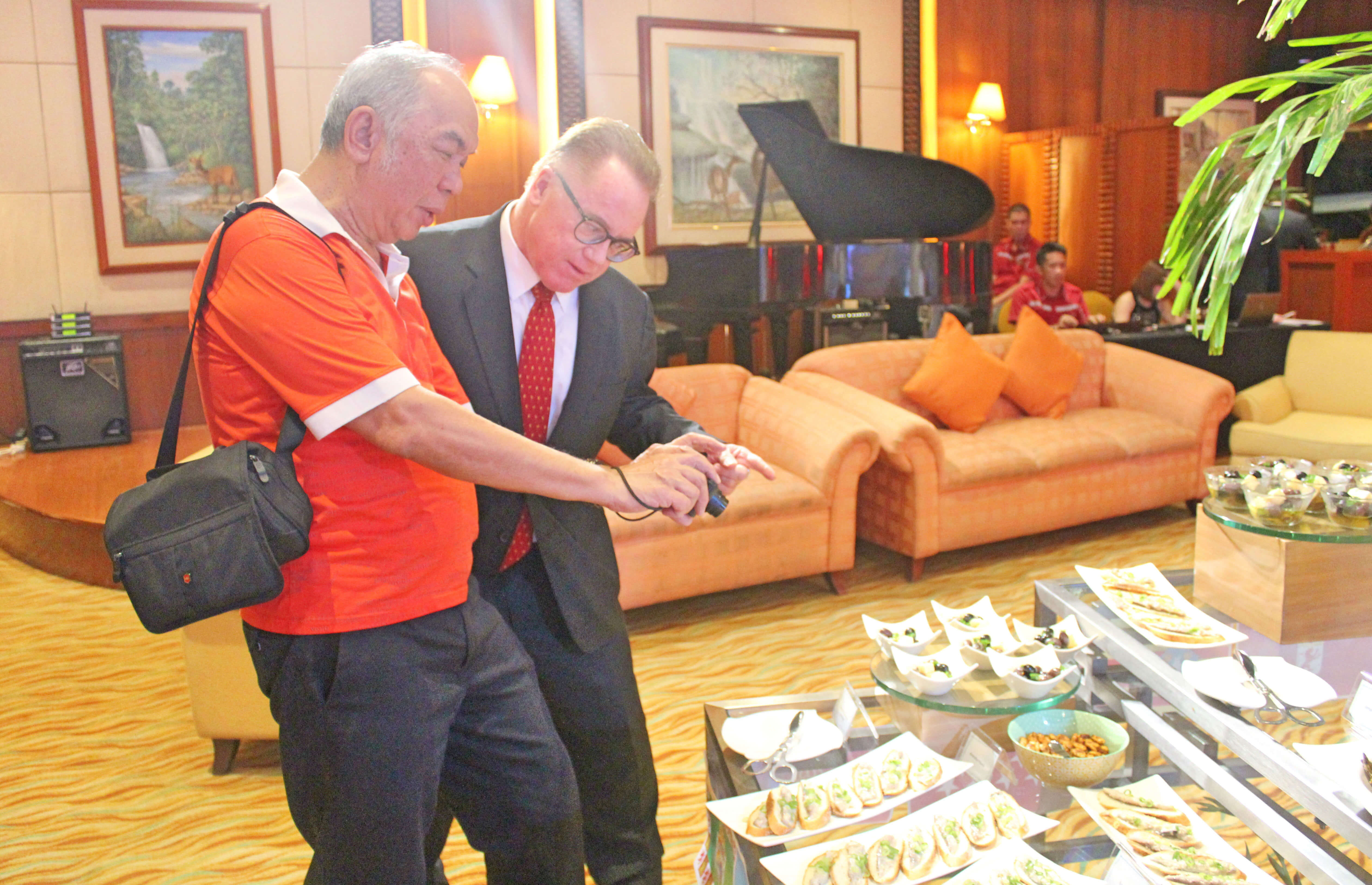 Dr. Nestor Alonzo and Marco Polo Plaza Cebu General Manager Brian Connelly.