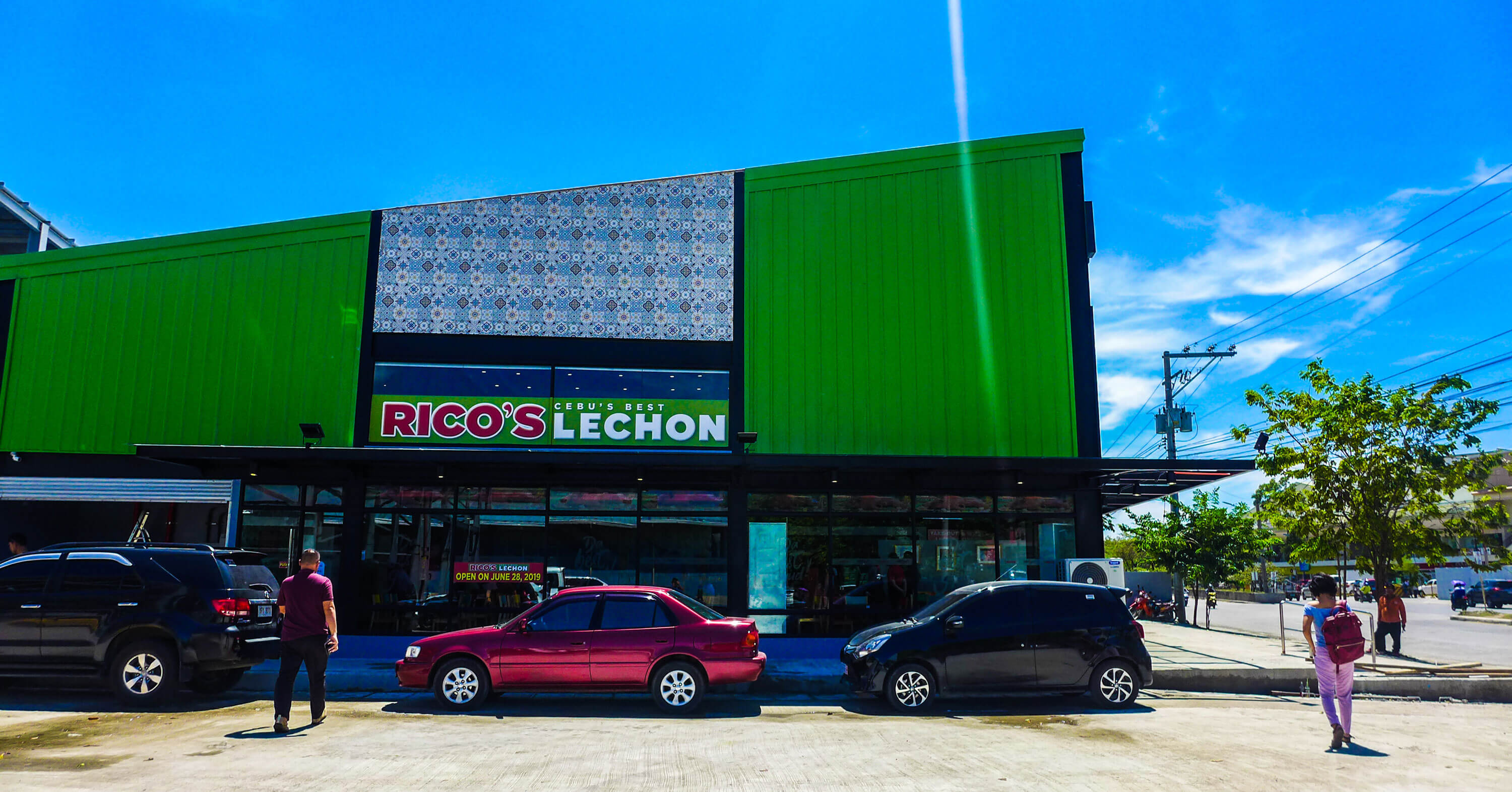 RICO’S LECHON in Mandaue is a 500-square meter branch located at Unit F1 Jamestown, Mantawi International Drive. 