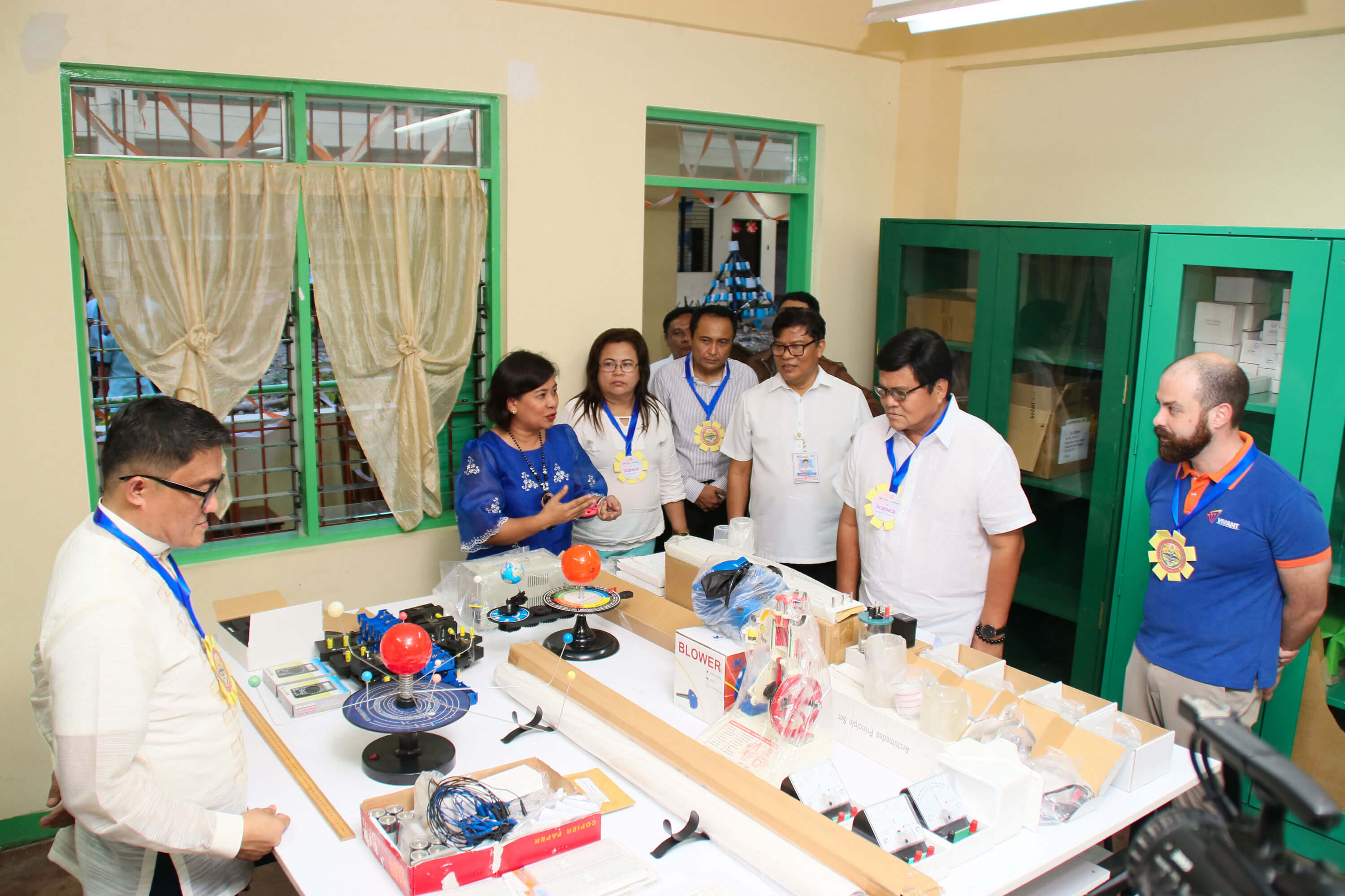 EMPOWERING THE YOUTH. Cebu City Mayor Edgardo Labella (2nd from right) and Mabolo National High School principal (2nd from left) thank Vivant Foundation, represented by its executive director Shem Garcia (right), for donating various science laboratory tools and equipment to the school. During the turnover last Aug. 19, Mayor Labella and Department of Education officials saw the donation, which aims to improve the teaching of science, technology, engineering and math (STEM). Also present during the turnover were Bianito Dagatan, Department of Education Cebu City Division superintendent, and lawyer Jess Garcia (4th from right) of Vivant Corporation.