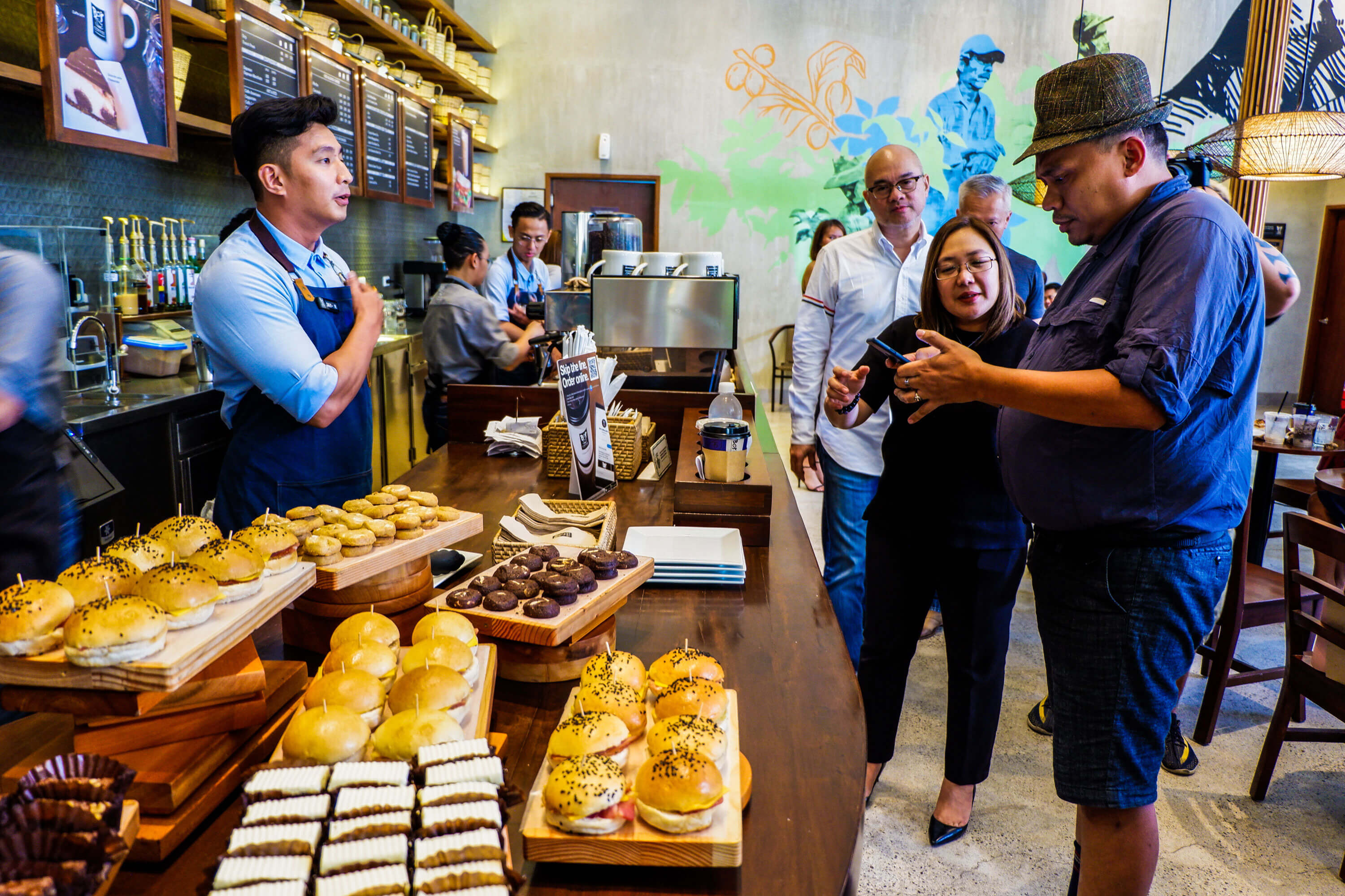 TRYING IT OUT. Ka Bino Guerrero tries out the Bo’s Coffee chatbot to order drinks.