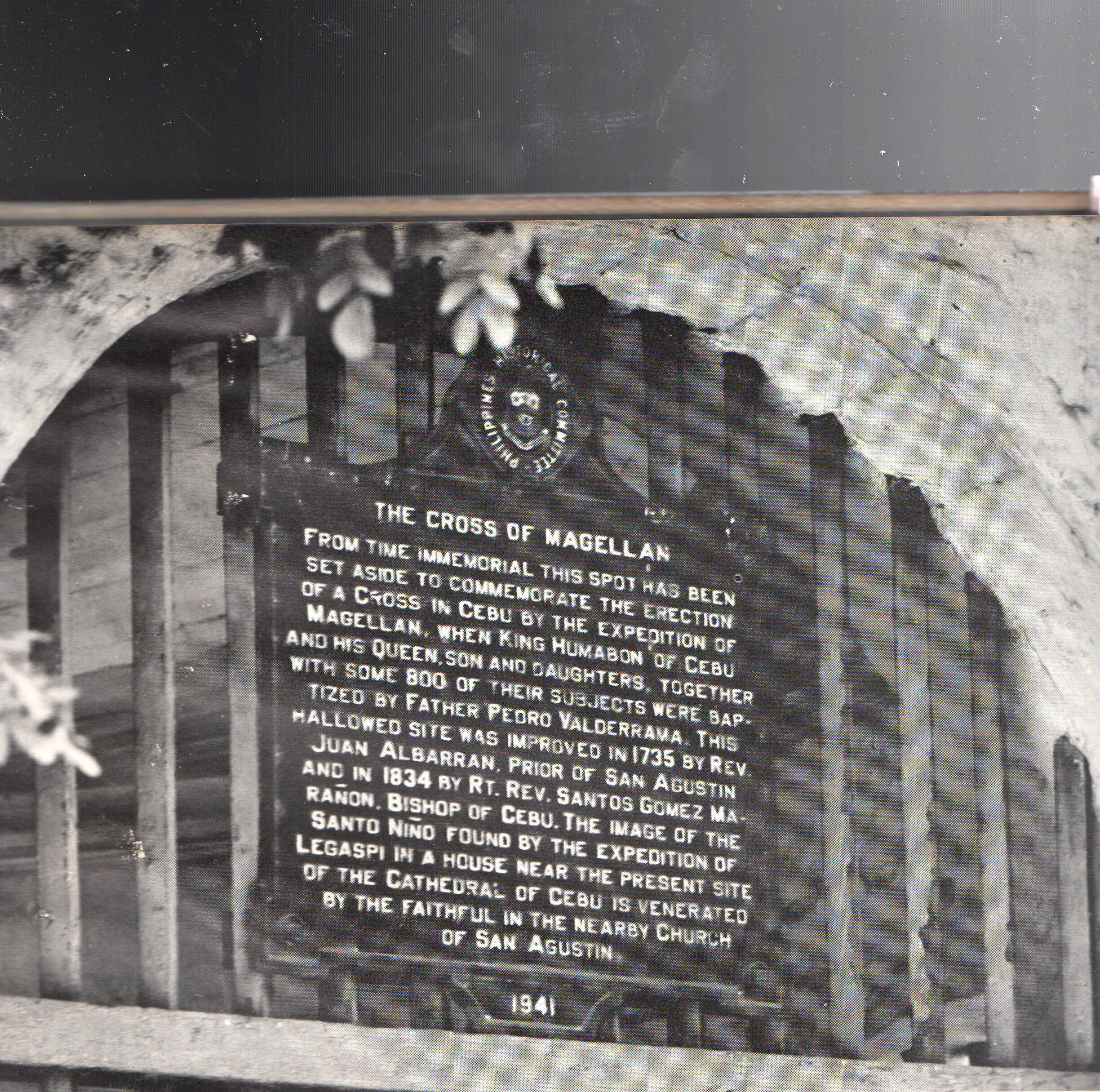 NO SUCH CLAIM. The official marker put up in 1941 by the then Philippines Historical Committee, which is now the National Historical Commission of the Philippines, never made the claim about the original cross being encased in the one now at the site.