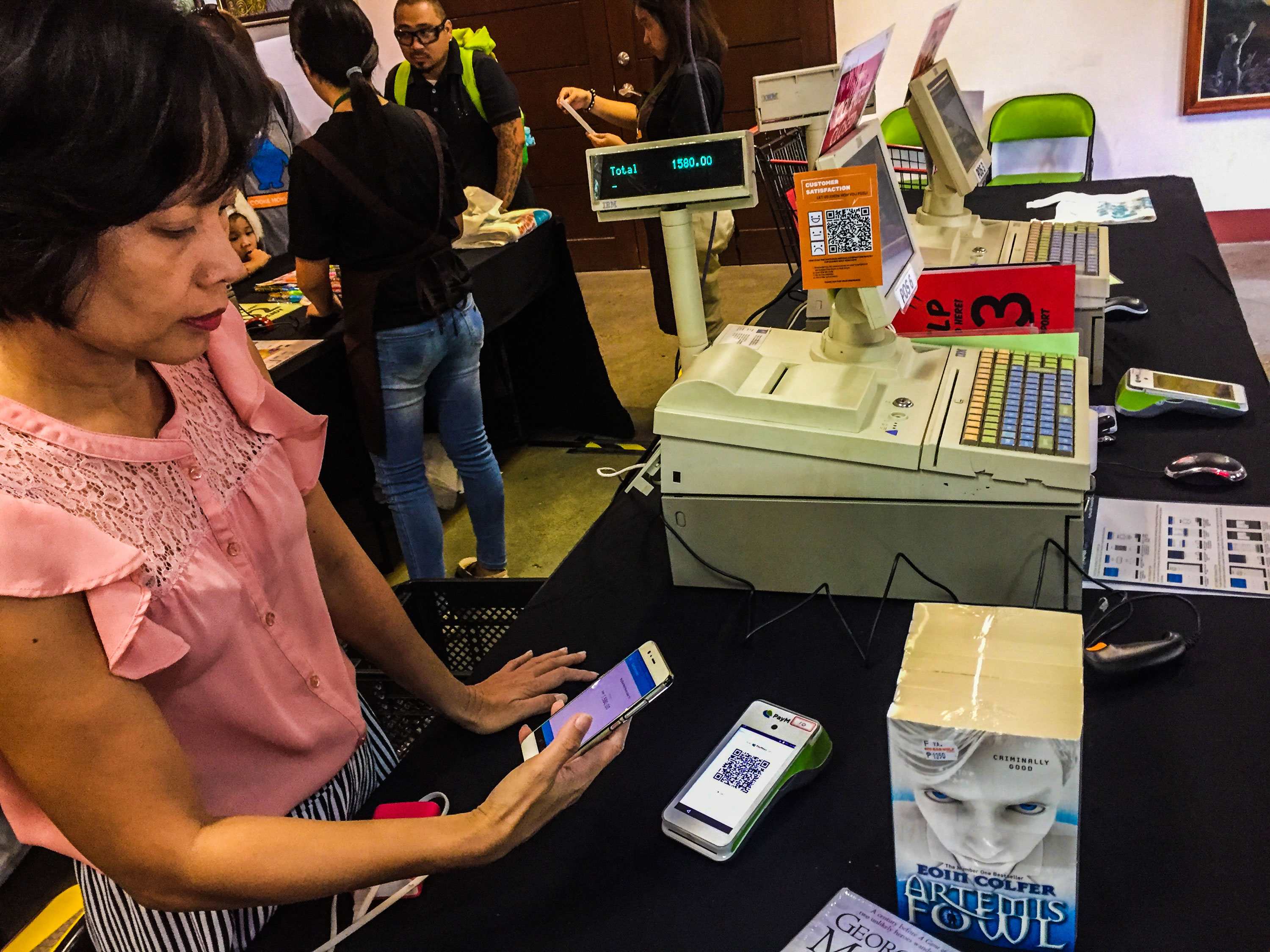 CONVENIENT PAYMENT. With PayMaya, Cebuano book lovers can look forward to a more convenient and rewarding cashless shopping experience.