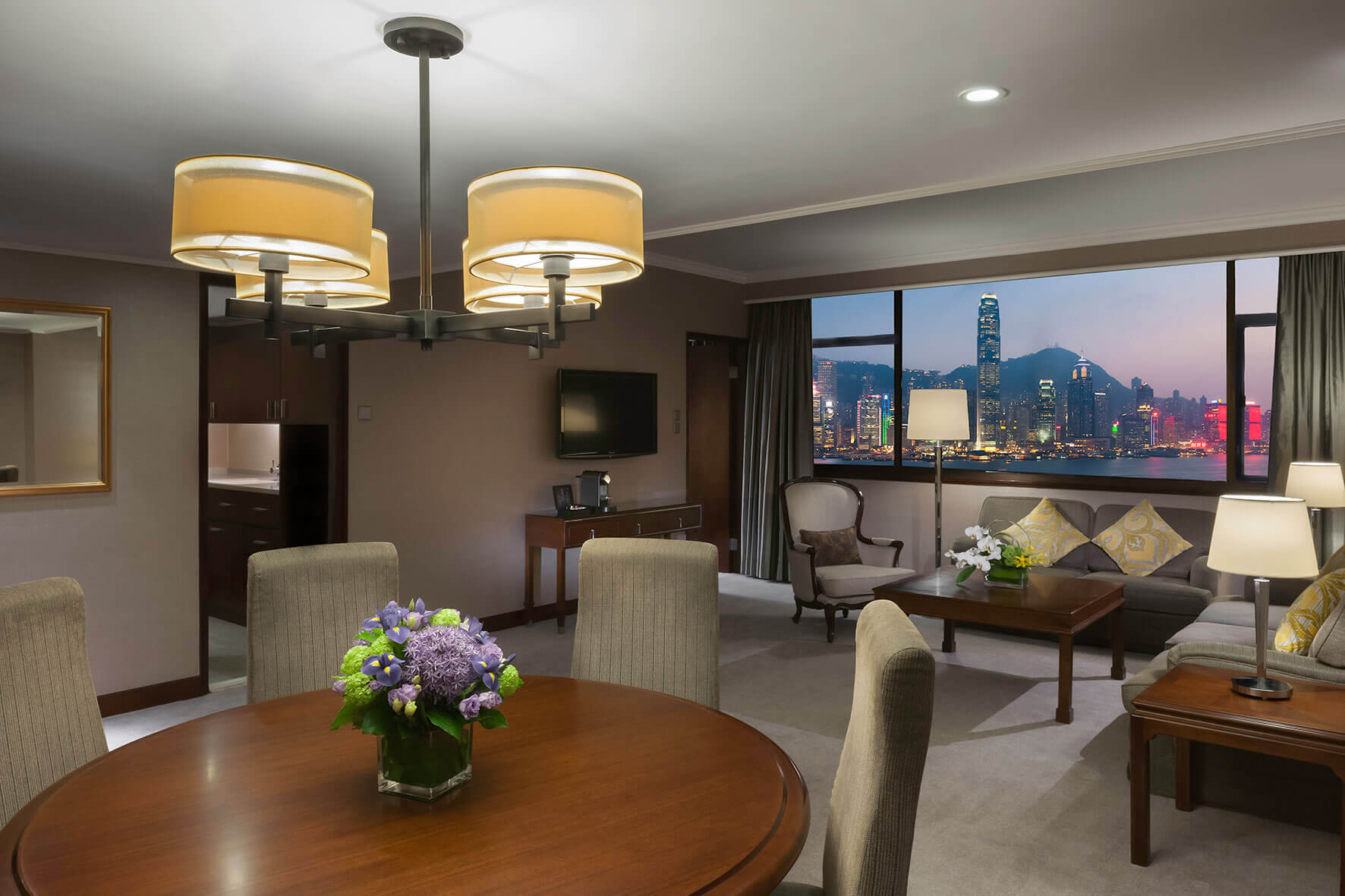 Marco Polo Hong Kong De Luxe suite.