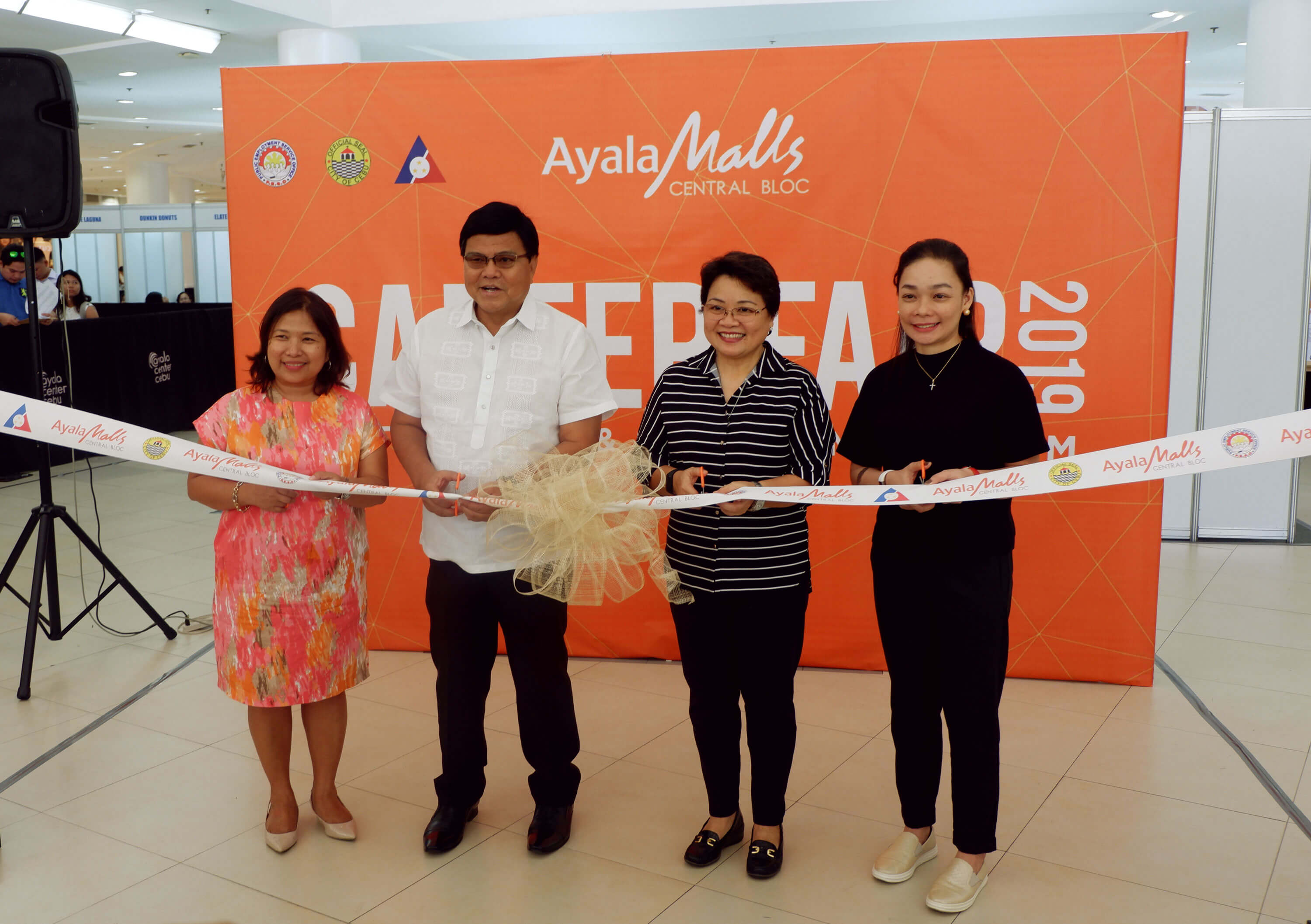 CAREER FAIR OPENING. Cebu City Mayor Edgardo Labella leads the opening of the jobs fair to sign up workers for the Ayala Malls Central Bloc. With Labella are (from left) Ayala Malls VisMin Head Clavel Tongco, Ayala Center Cebu General Manager Bong Dy, and Ayala Malls Central Bloc Operations Manager Mabel Peñas. The career fair will be held from October 7 to 8 at the Activity Center of Ayala Center Cebu.