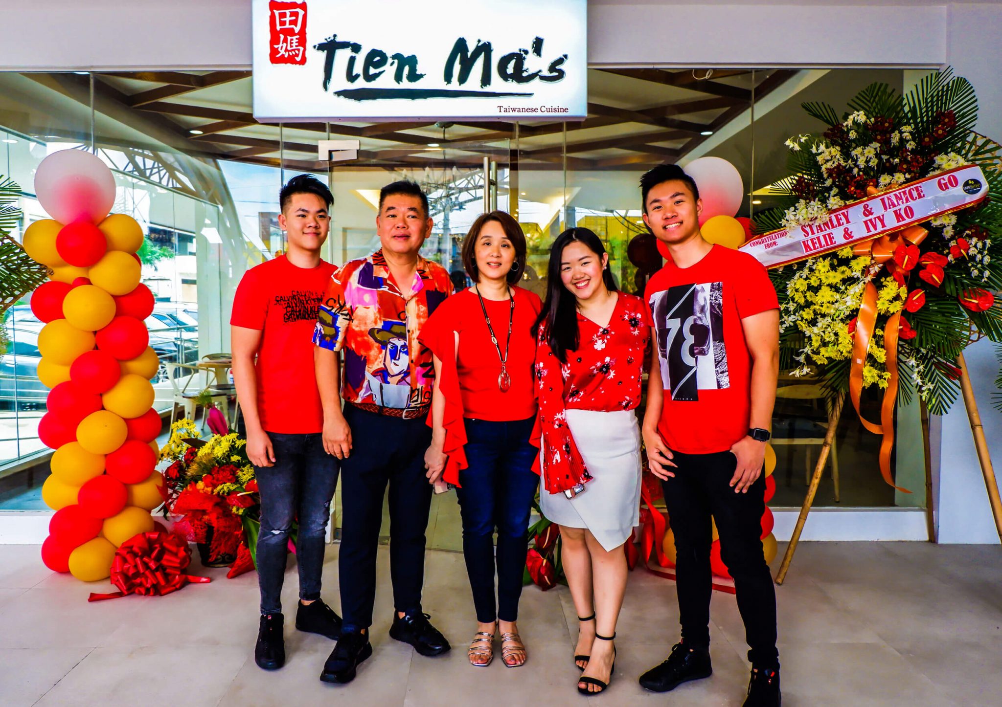 OWNER. Businessman Eric Ng Mendoza with his family.