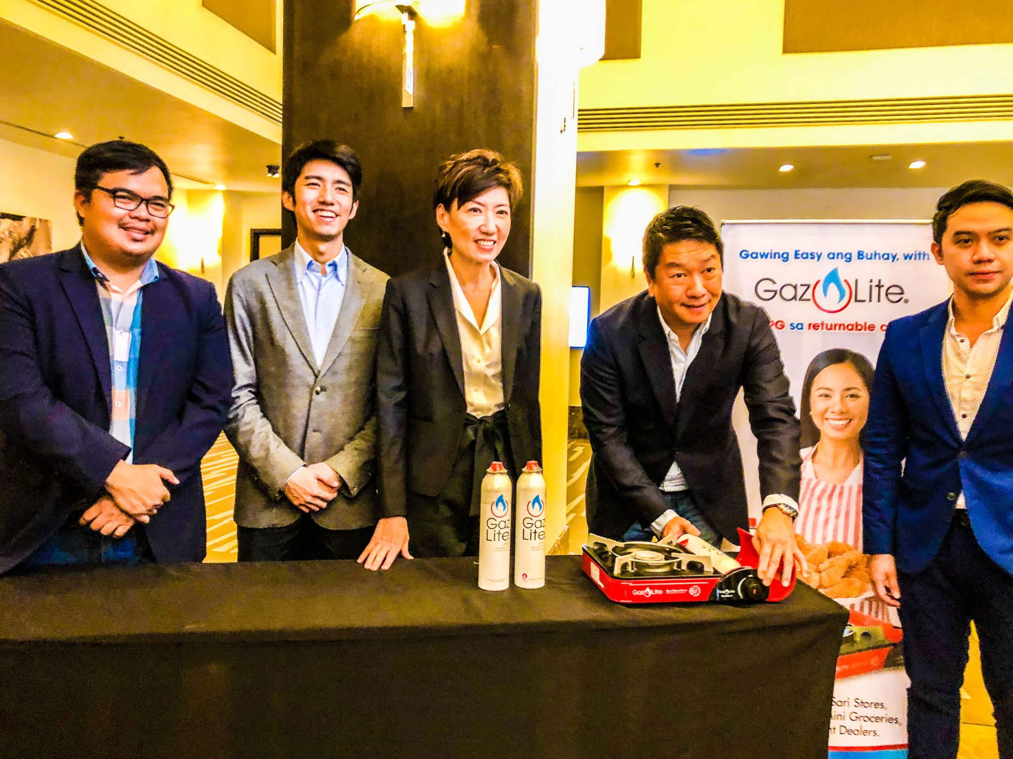 SAFE, REFILLABLE. Pascal Resources Energy, Inc. Chairman and CEO Nelson Par demonstrates how easy it is to use the Gaz Lite system. With him are other company officials including President Siu Ping Par.
