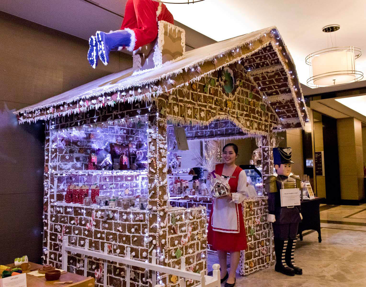 Hansel & Gretel’s House is a life-size gingerbread house delightfully and deliciously covered using real sweets and candies, where guests may choose and shop for holiday pastries including ube ensaymada, fruitcake, stollen, panettone, banana loaf, rum cake, cookies, crinkles and more.