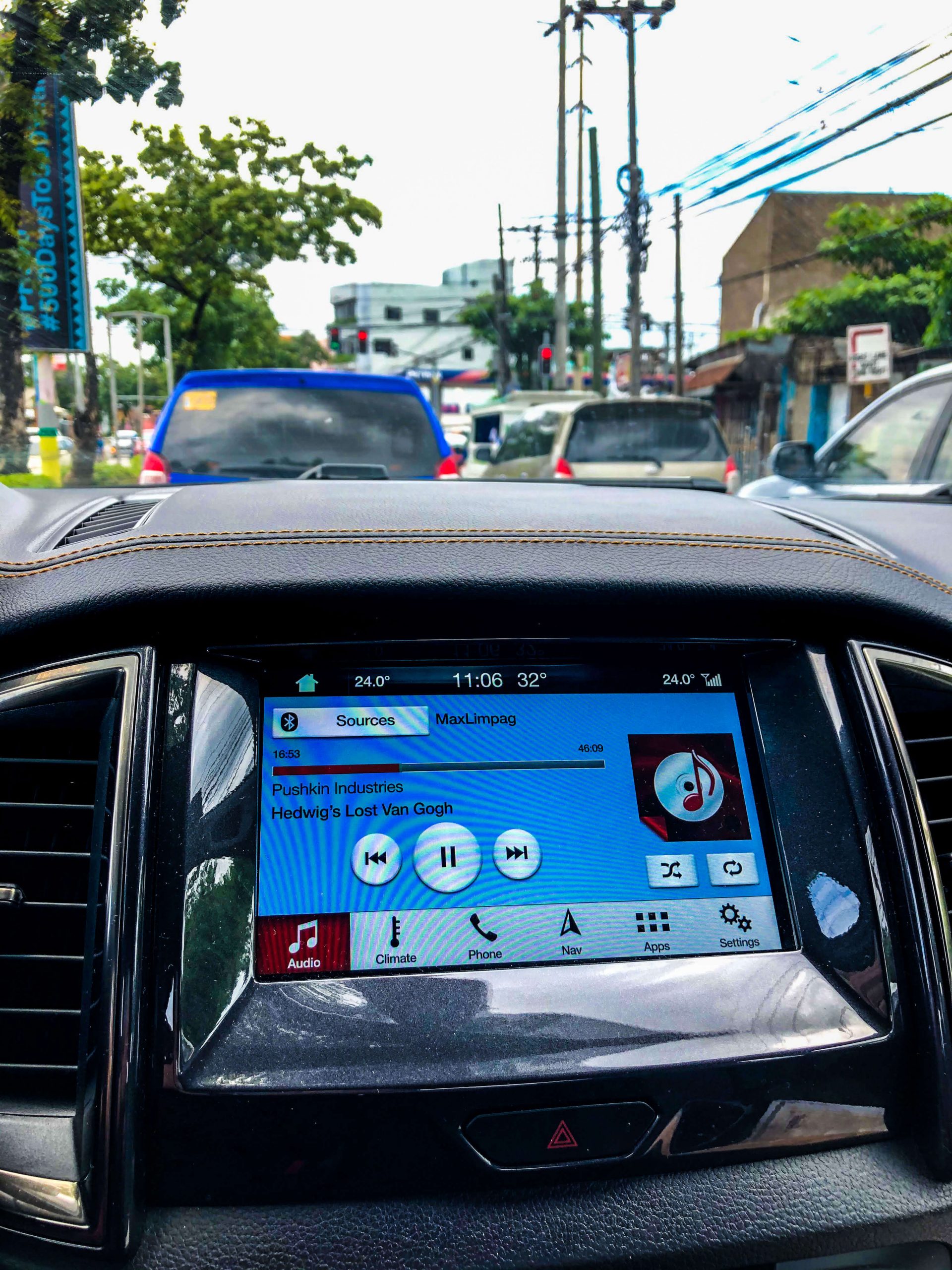 LARGE DISPLAY. Whether to control such things as the temperature inside the car, navigate to a place or to play your Spotify list or, as in this case, a podcast episode, Ford’s large dashboard display makes it enjoyable and easy.