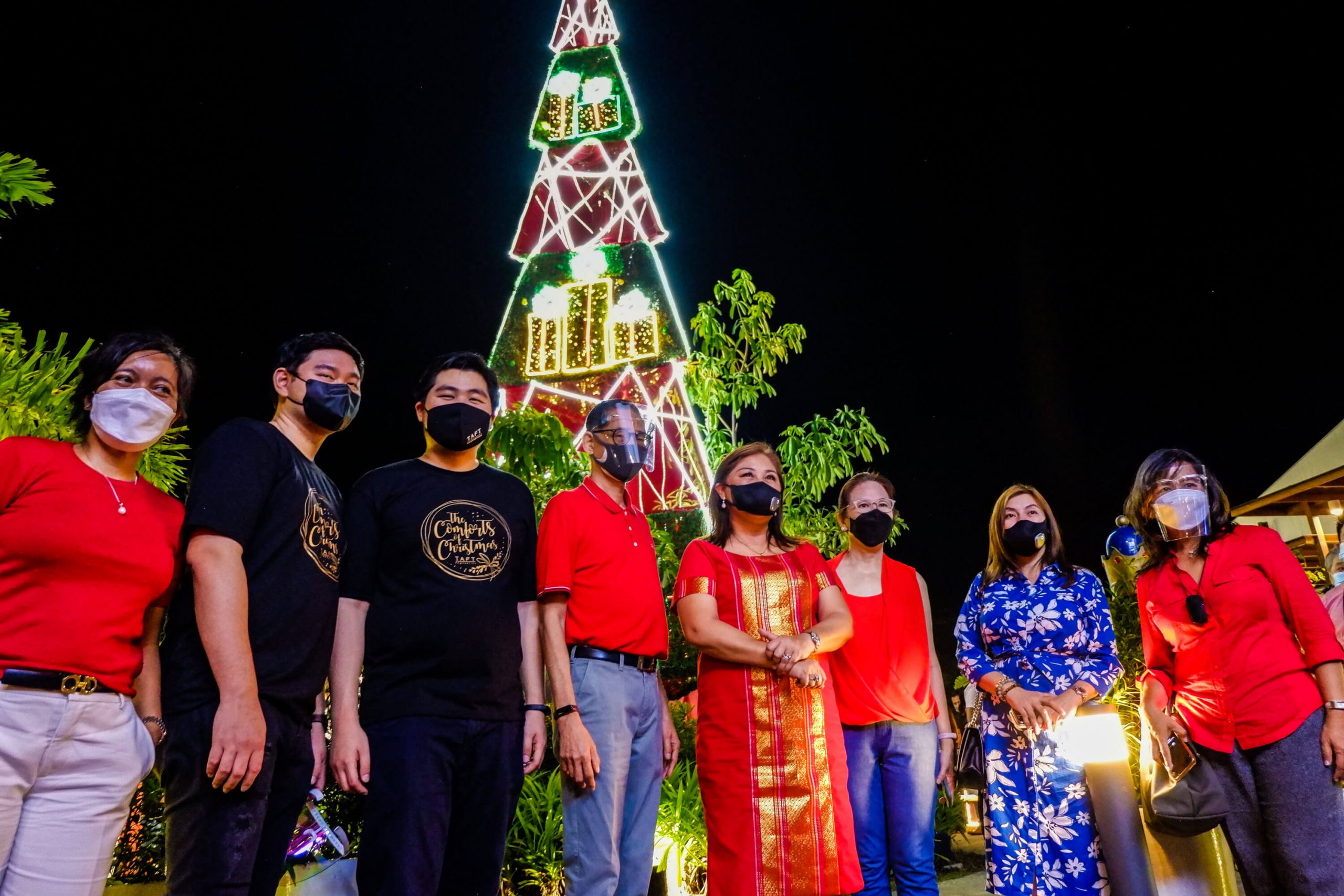 TREE LIGHTING. Taft Properties Chairman and President Jack Gaisano (center) and Lapu-Lapu City Tourism, Cultural and Historical Affairs Commission Chair Cynthia “Cindi” Chan lead the lighting of the Christmas tree.