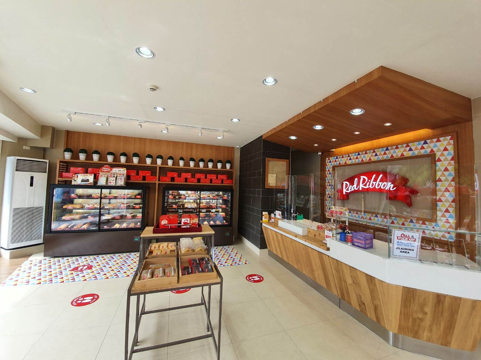 This branch in the Queen City of the South boasts of an enticing facade with spacious interiors that showcase the brand’s wide array of delectable cakes, pastries, and breads while featuring new normal safety fixtures and protocols.