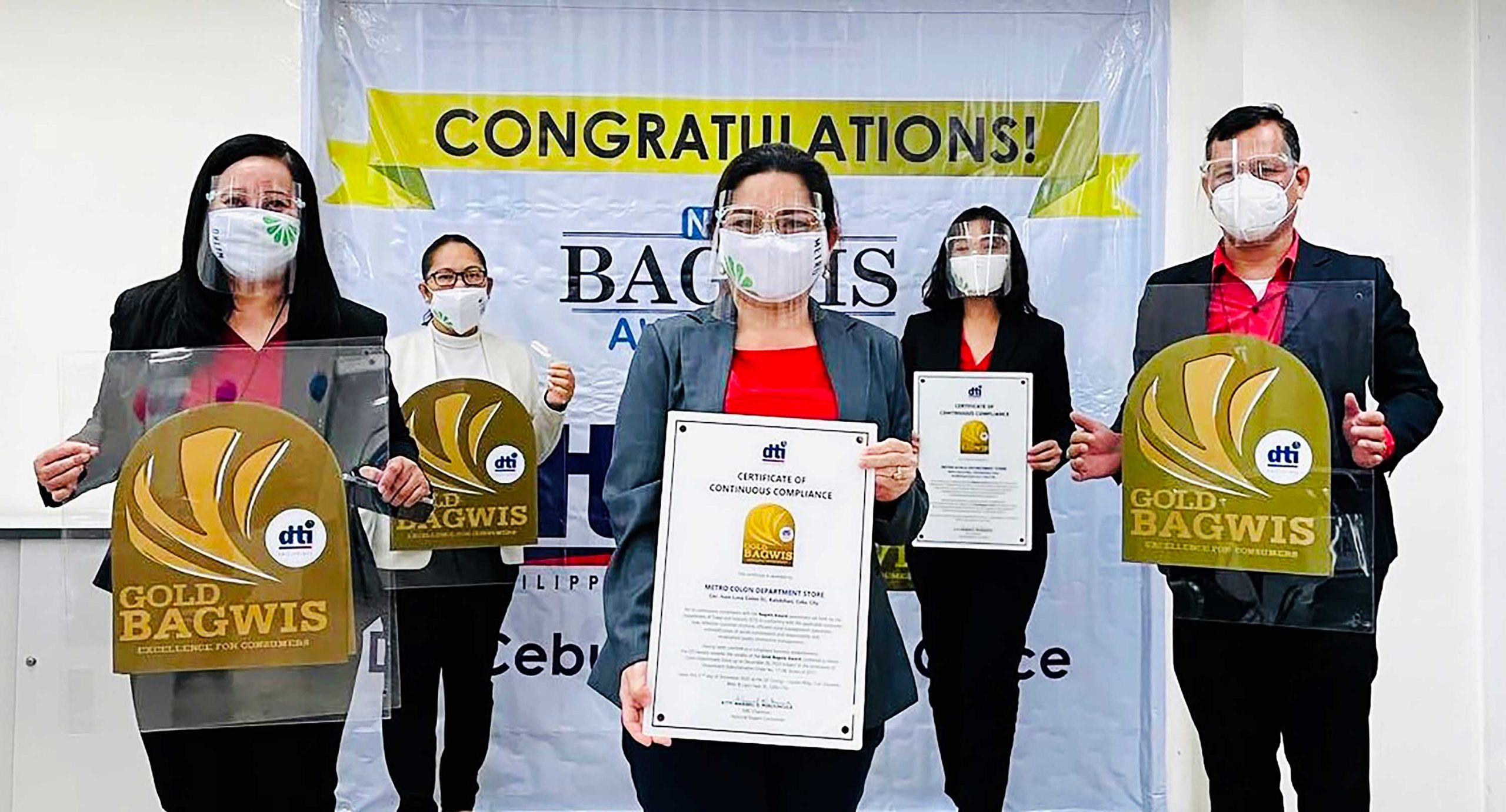 SEAL OF EXCELLENCE. (Front, from left): Diana Almagro, Metro Colon Store Manager; May Sasedor, Store Area Manager; Richard Cañete, Metro Ayala Center Cebu Store Manager, with (back, from left) Loreta Aller, Category Manager; and Rona Alvarez, Store Operational Excellence Manager.