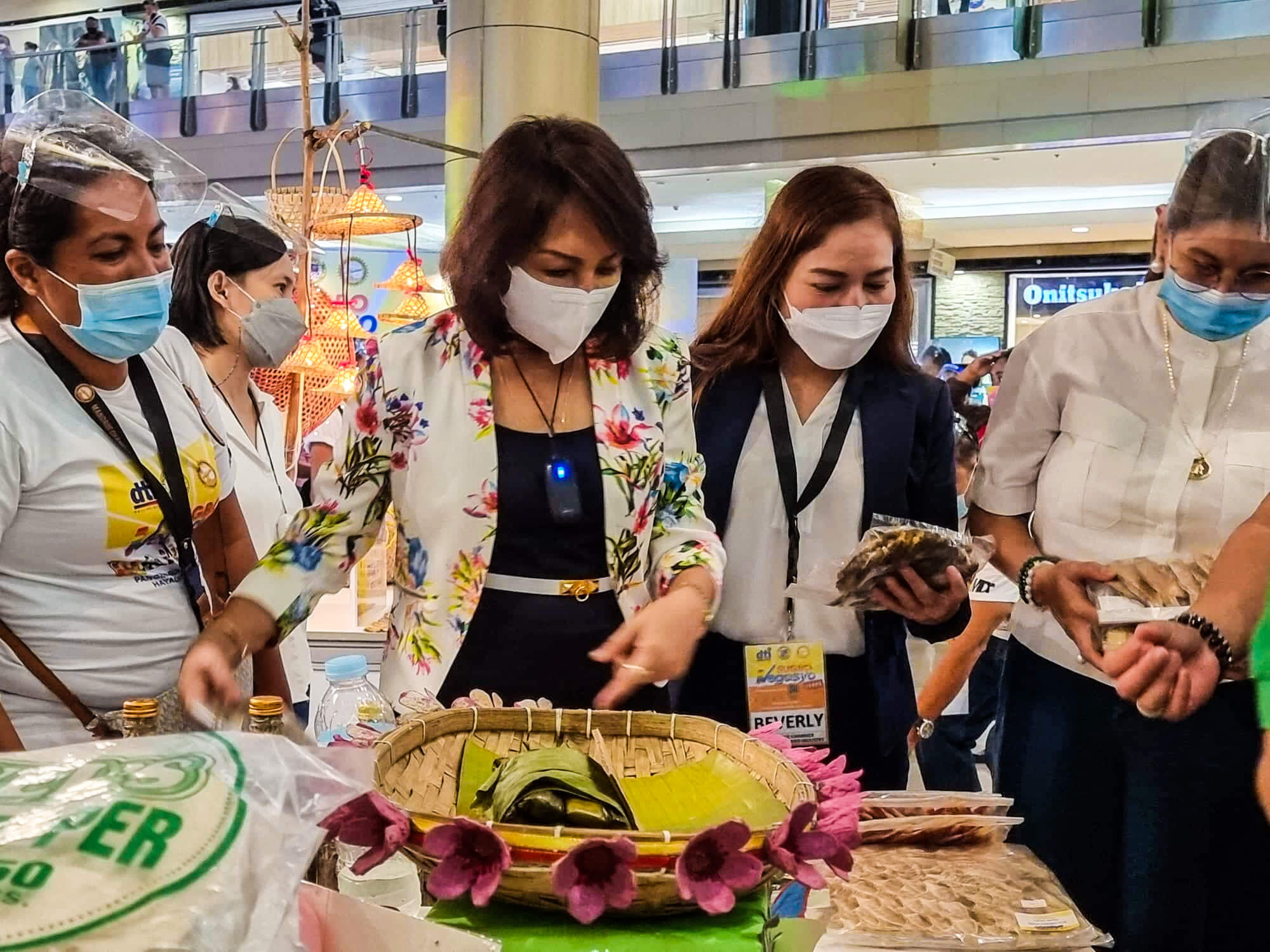 SUGBO NEGOSYO. Cebu Governor Gwendolyn Garcia and Contempo Property Holdings Inc. chief executive officer Beverly Dayanan check out some products at Sugbo Negosyo.