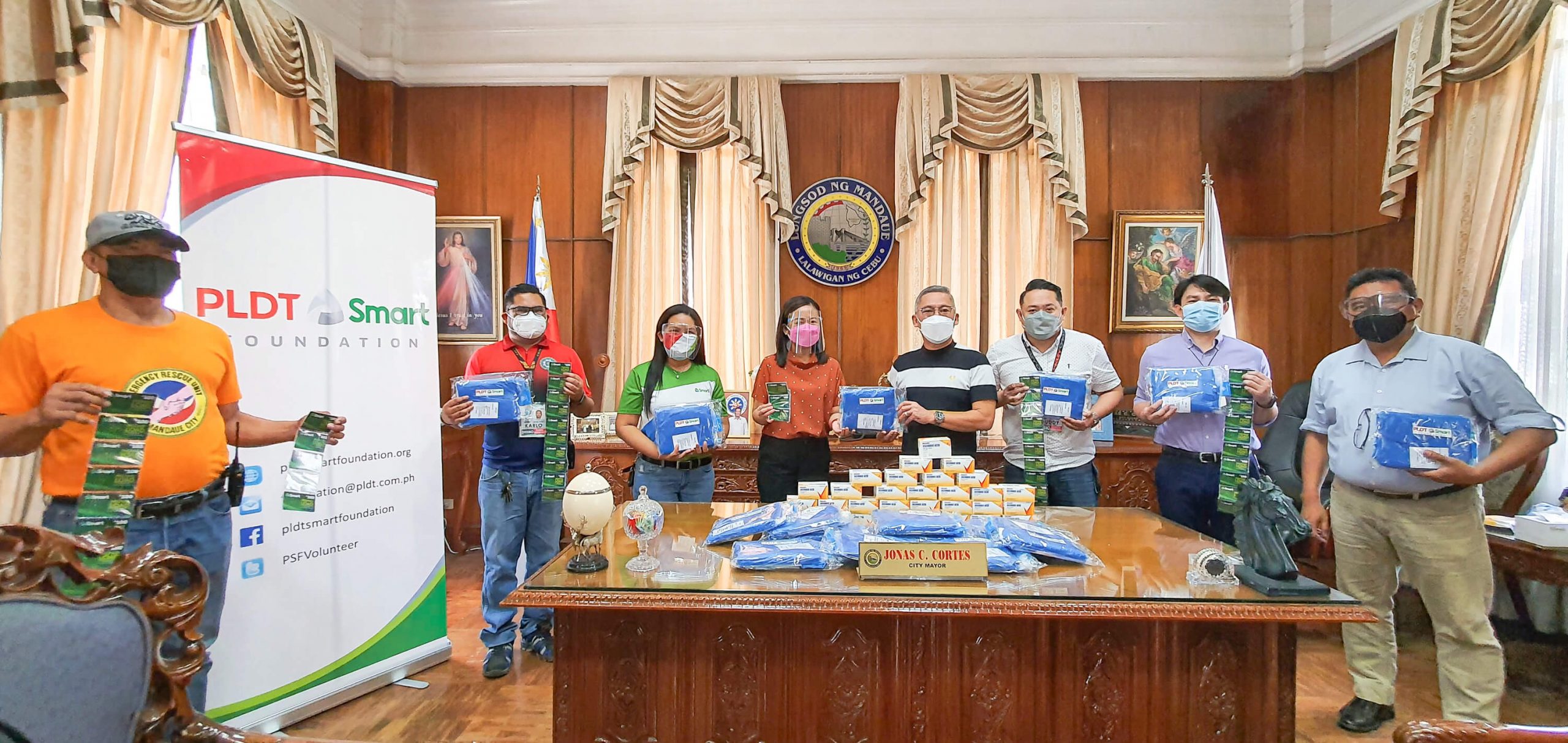Mandaue City Mayor Jonas Cortes receives assistance from PLDT and Smart, represented by manager Marylou Gocotano.