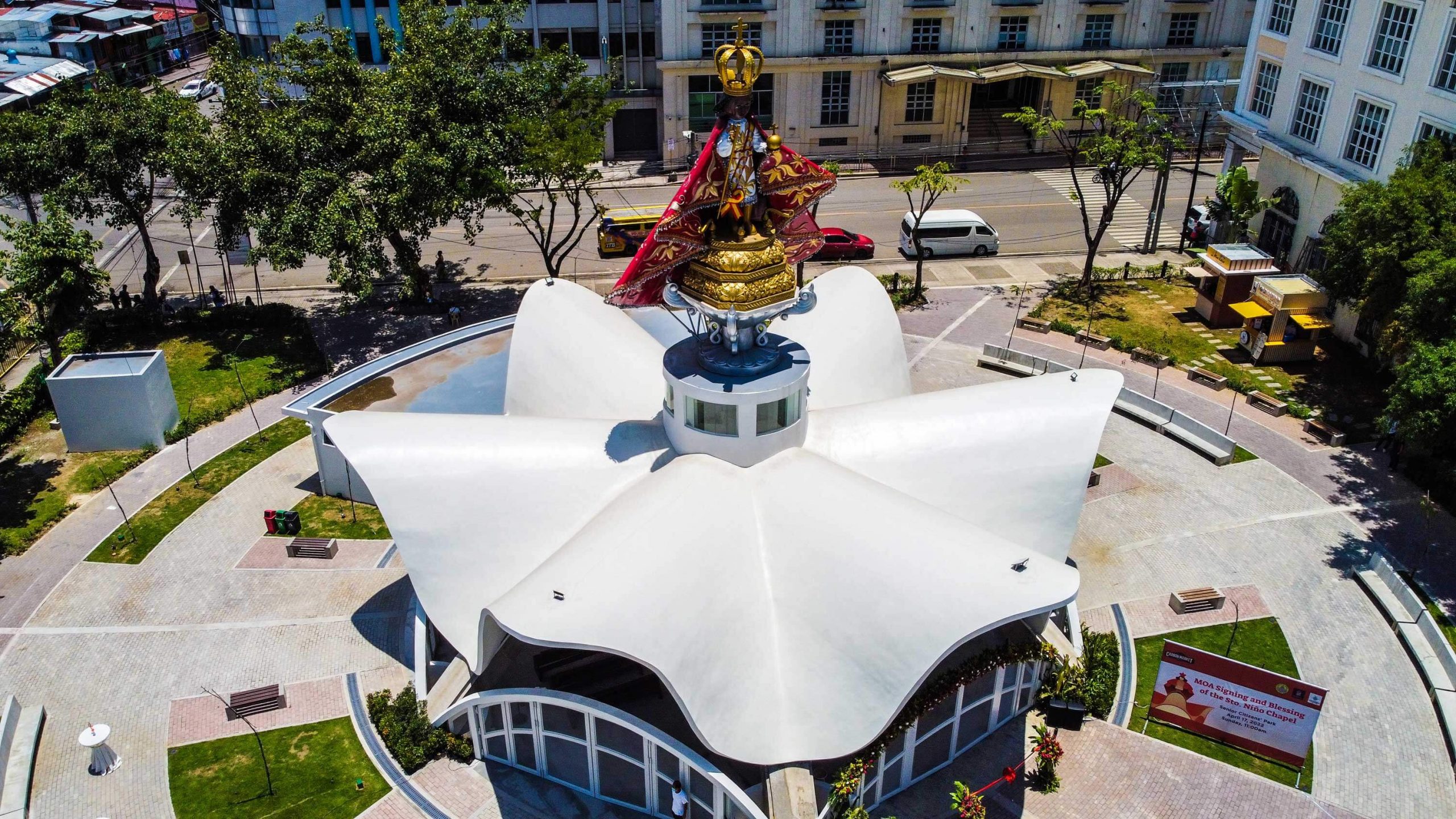 STO. NIÑO CHAPEL. A 30-foot statue of the Sto. Nino looks toward the Mactan Channel at the chapel in the Senior Citizens’ Park in Cebu City. The roof takes inspiration from both the shape of the Sto. Nino’s crown and the fluid motion of the Sinulog dance.