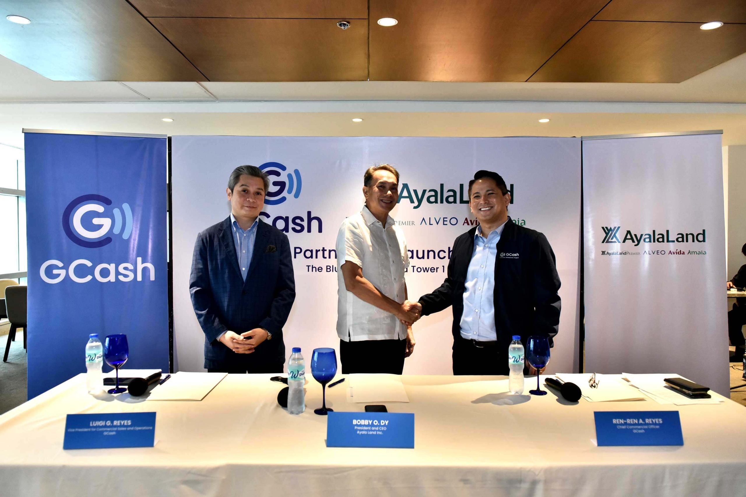 Executives from GCash and Ayala Land signed Monday a memorandum of agreement (MOA) to make Ayala Land residential units available on the GCash App's GLife service. Among the representatives from GCash are Luigi Reyes, Vice President for Commercial Sales and Operations (left) and Chief Commercial Officer Ren-Ren Reyes (right). They are joined by Ayala Land President and CEO Bobby Dy (center).