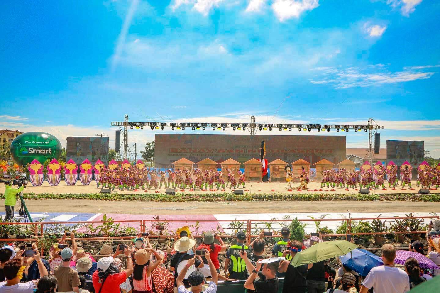 Festival goers flock to Cebu City SRP to witness the Sinulog 2023 Ritual Dance Showdown.