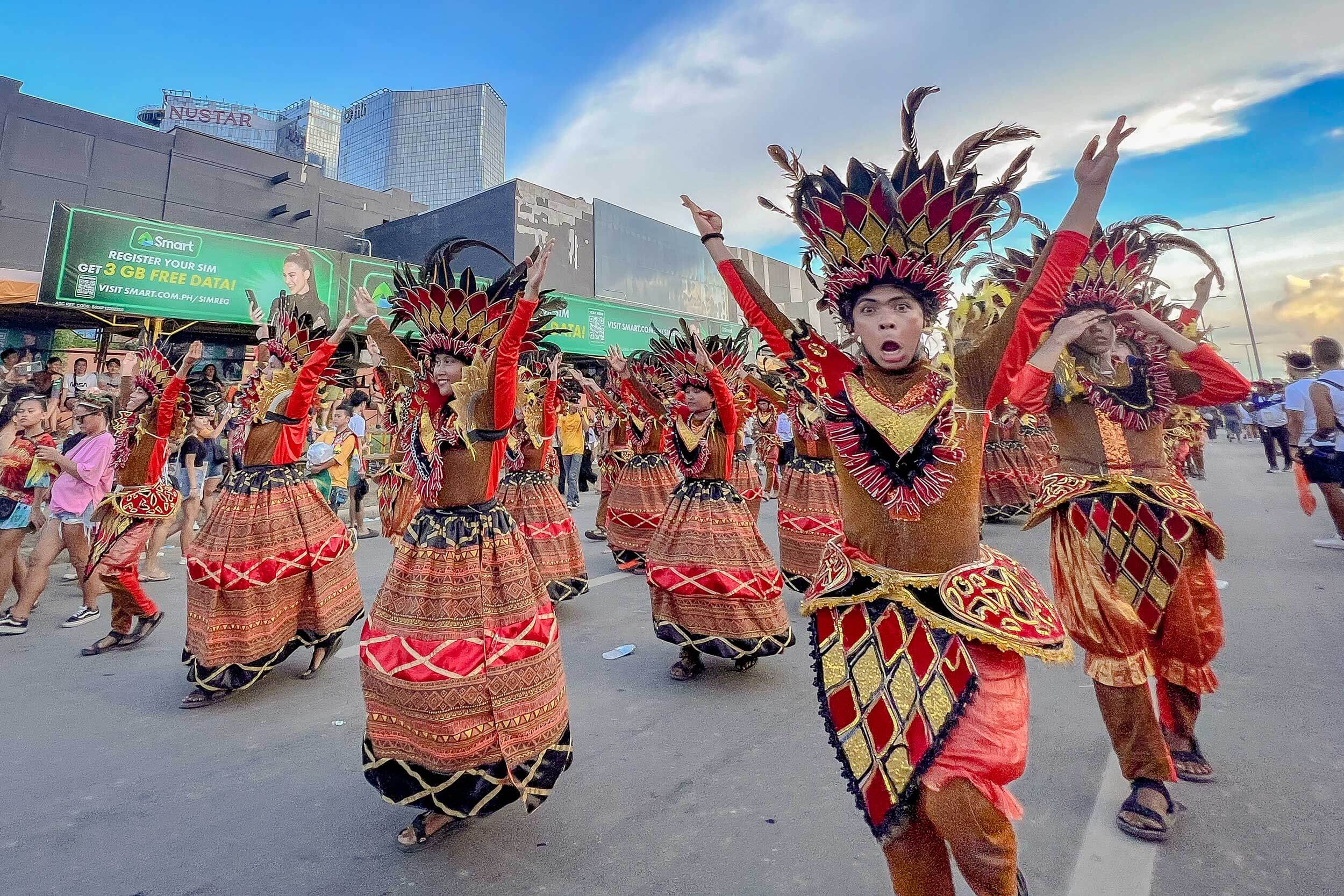 Dancers brave the heat at SRP to entertain festival goers.