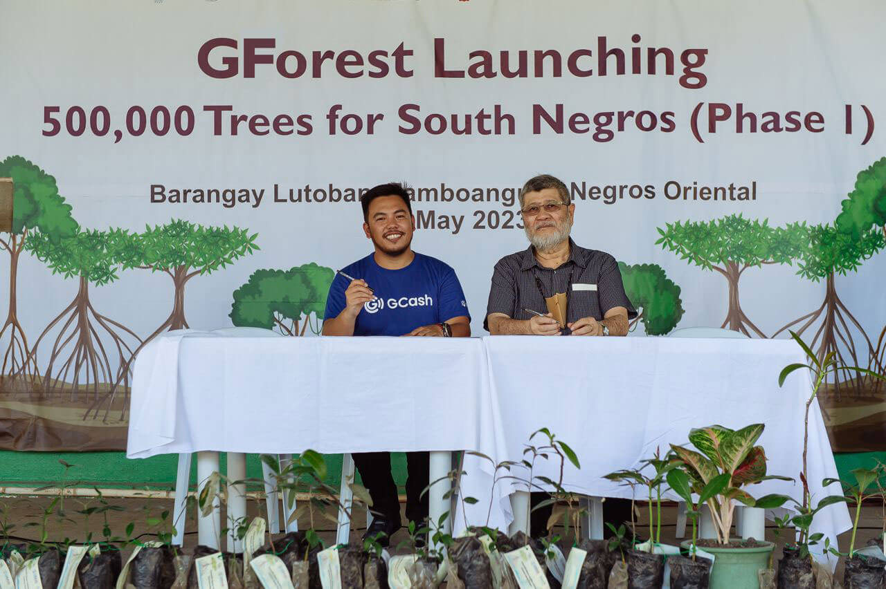 The Half a Million Tress in South Negros project was officially launched last Friday, May 5 with the signing of the Memorandum of Agreement between CJ Alegre, GCash Head for Sustainability and Atty. Ebenezer Lim, Silliman University VP for Finance and Operations.