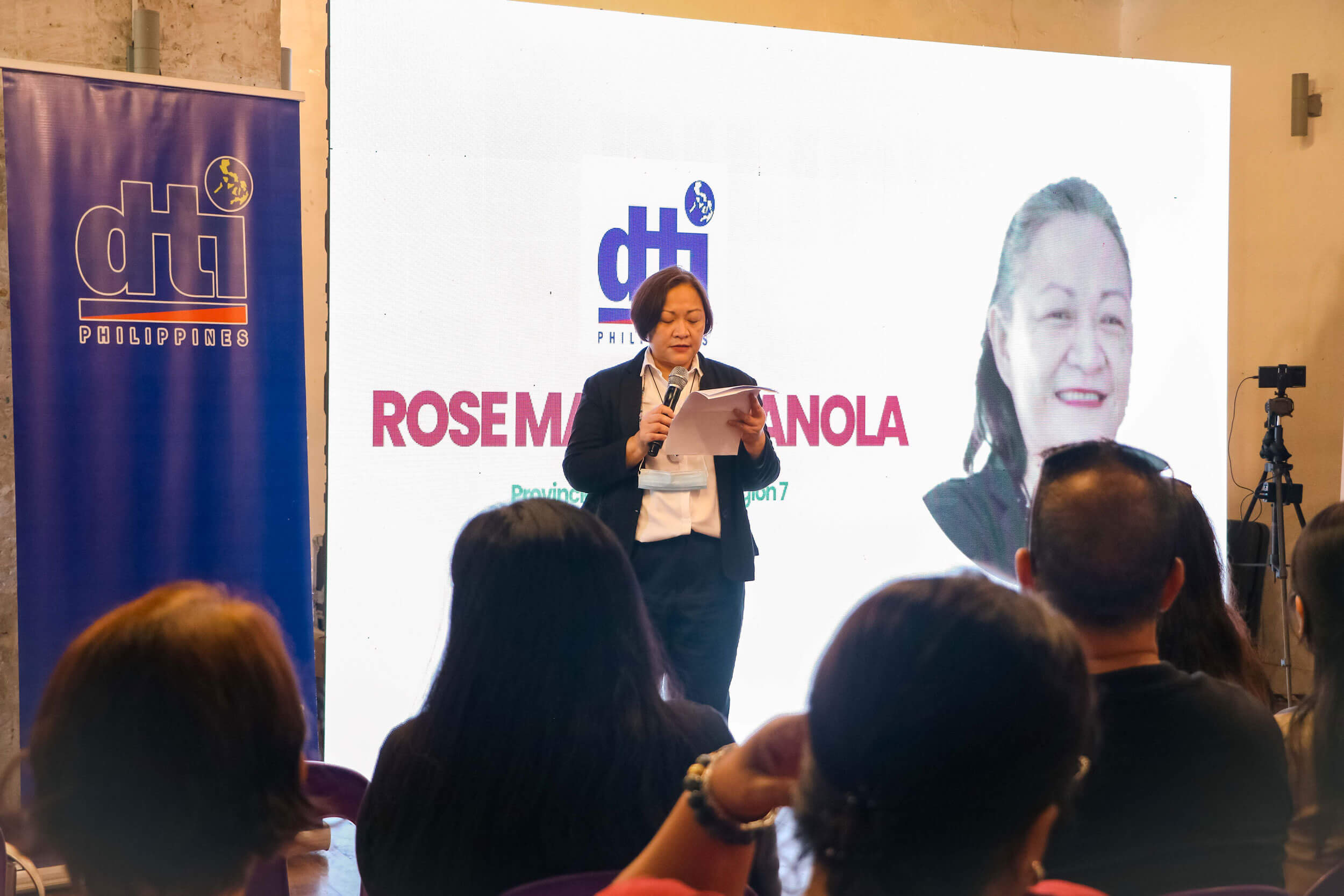 DTI Cebu Provincial Director Rose Mae Quiñanola gives her message of support during the first day of PLDT, Smart, and Shopee's 2-day learning caravan for MSMEs in Visayas.
