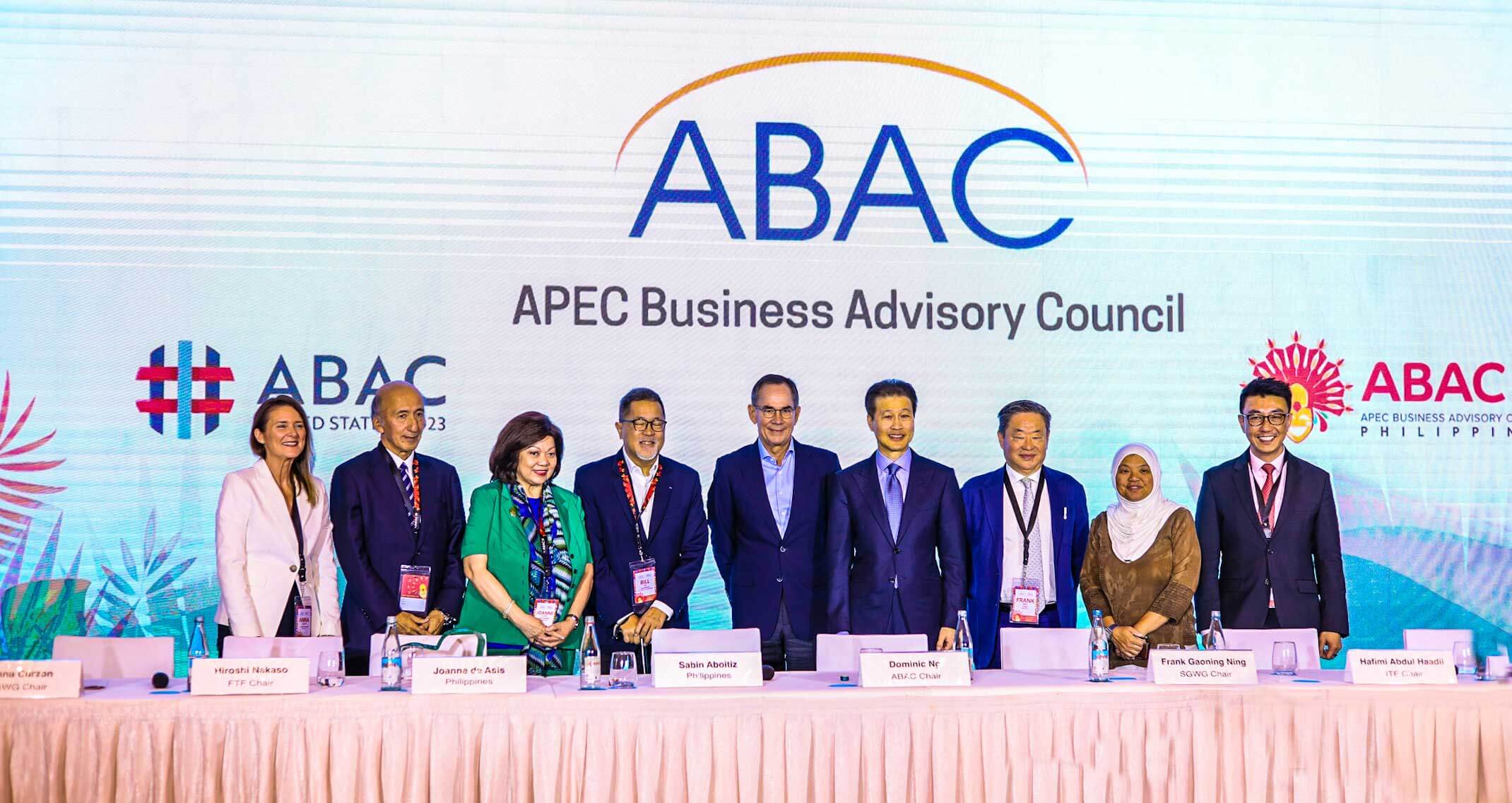 VERY SUCCESSFUL. That’s how ABAC 2023 Chair Dominic Ng (6th from left( described the Asia-Pacific Economic Cooperation (APEC) Business Advisory Council (ABAC) III meeting in Cebu. With him during the press conference at the close of the event are (from left) Anna Curzon, EIWG Chair; Hiroshi Nakaso, FTF Chair; Joanne de Asis, ABAC Philippines Member; Guillermo Luz, ABAC Philippines Member; Sabin Aboitiz, ABAC Sustainable Growth Working Group (SGWG) Vice Chair; Frank Gaoning Ning, SGWG Chair; Hafimi Abdul Haadii, ITF Chair; and Wong Wai Meng, Acting DIWG Chair.