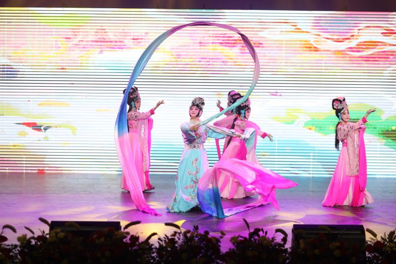 “The Goddess Scatters Flowers.” The singing and dancing in the ribbon dance express the scene of the Goddess leaving fairyland.