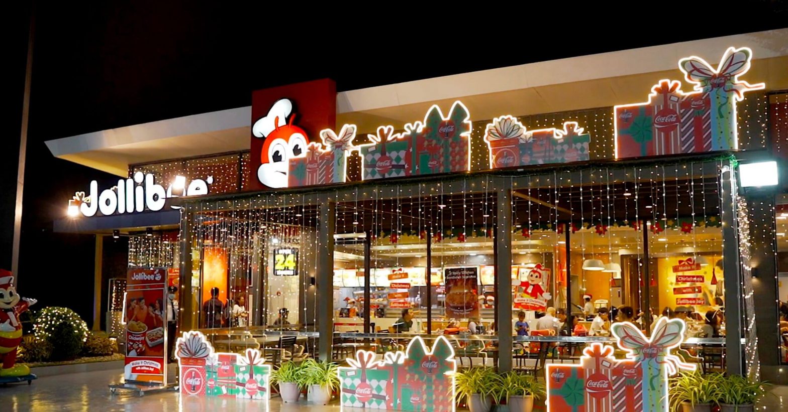Jollibee’s nationwide Joyful Christmas Stores light up the holiday season