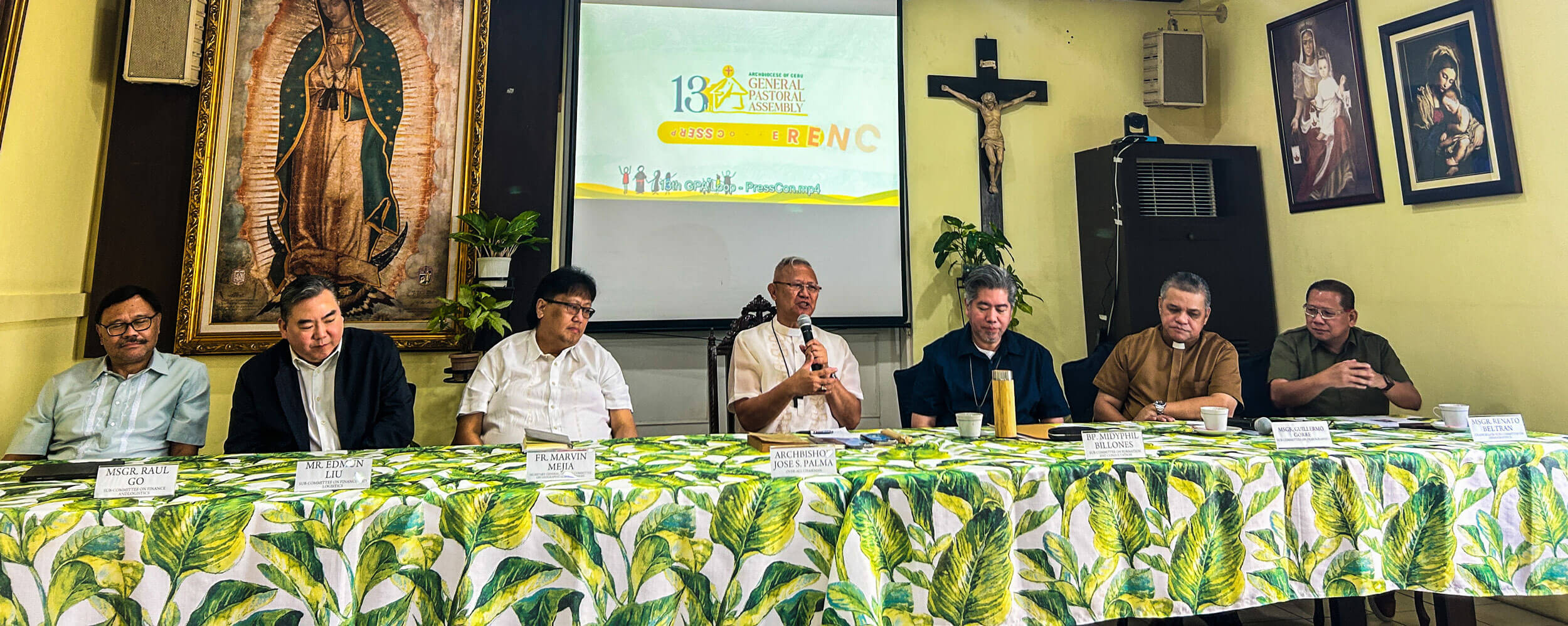 BREAKING UP ARCHDIOCESE. Cebu Archbishop Jose S. Palma (center) updates media on the latest developments on the move to break up the Archdiocese of Cebu. With Palma are (from left) Msgr. Raul Go, businessman Edmun Liu, Fr. Marvin Mejia, Auxiliary Bishop Midyphil Billones, Msgr. Guillermo Gorre, and Msgr. Renato Beltran. The archdiocese held a press conference on Friday, the day after the General Pastoral Assembly on the move to break up the archdiocese closed.
