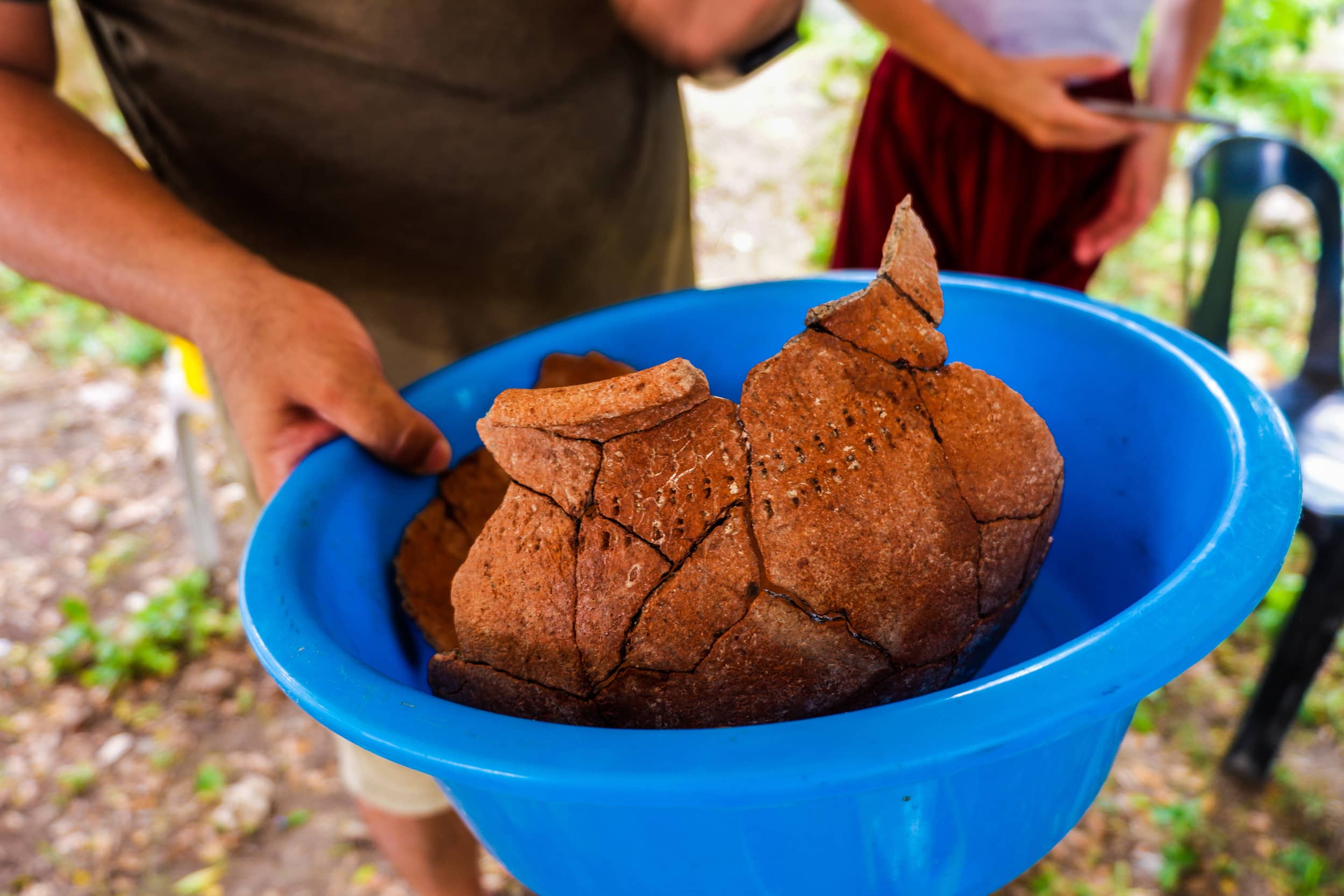 DESIGN ON JAR. One of the pots recovered from the burial site behind the San Juan Nepomuceno Parish Church in San Remigio had these patterns that were made by pressing the outer edges of bivalves on the earthenware. (Photo by Max Limpag)