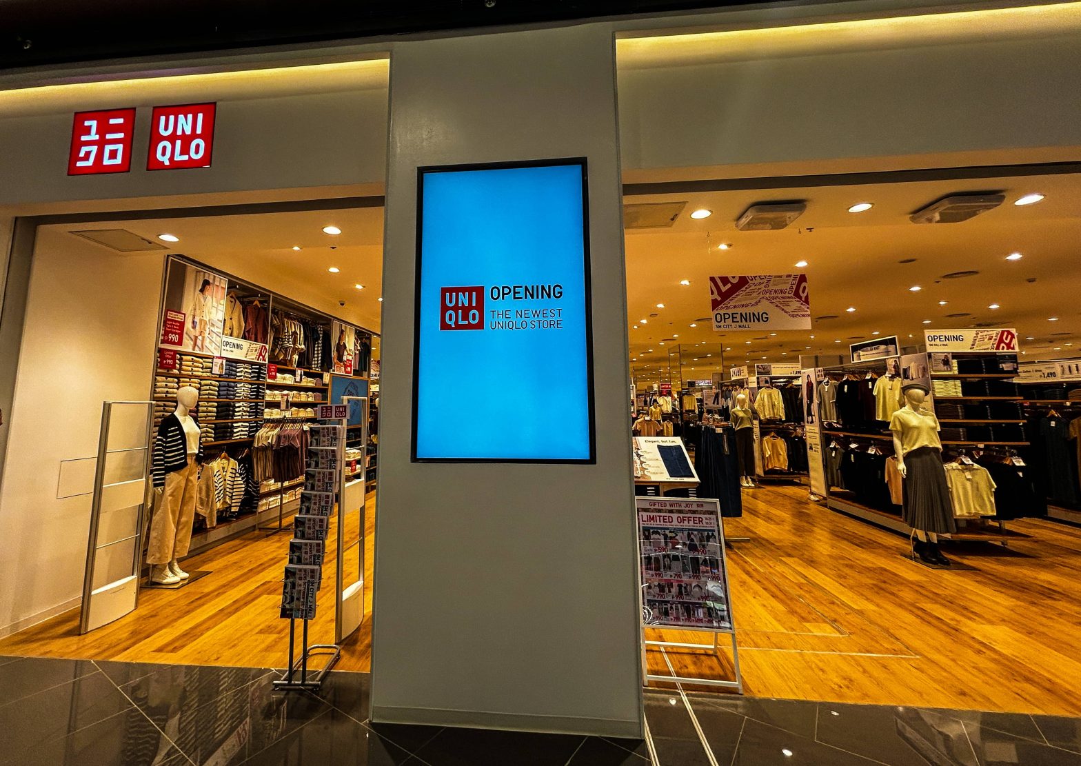 UNIQLO in SM J MAll.